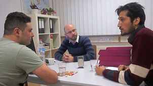 Die Anhörung im Asylverfahren: Informationen für Unterstützer*innen und Beistände. Foto: Asyl e.V. Jena Die Anhörung im Asylverfahren: Informationen für Unterstützer*innen und Beistände. Foto: Asyl e.V. Jena