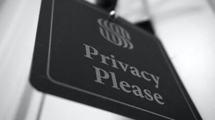 Ein Schild mit der Aufschrift "Privacy please"