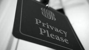 Ein Schild mit der Aufschrift "Privacy please"