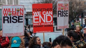 Erste Hilfe bei Gewalt gegen Frauen und Mädchen. Foto: Ehimetalor Akhere Unuabona / Unsplash.