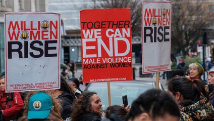 Erste Hilfe bei Gewalt gegen Frauen und Mädchen. Foto: Ehimetalor Akhere Unuabona / Unsplash.