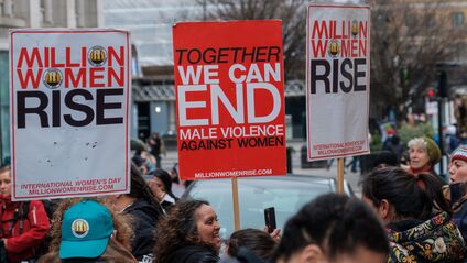 Erste Hilfe bei Gewalt gegen Frauen und Mädchen. Foto: Ehimetalor Akhere Unuabona / unsplash.