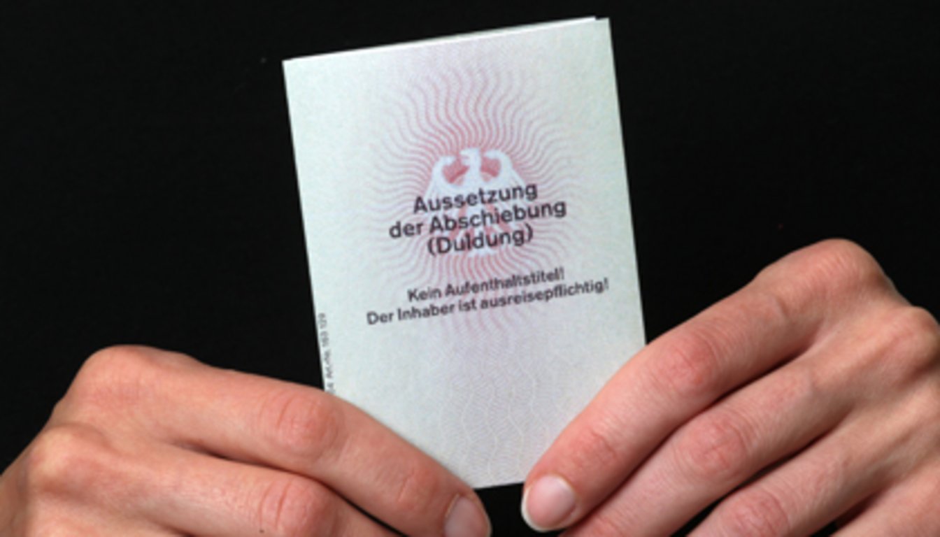 Dokument Duldung, Foto: Tim Reckmann  / pixelio.de 